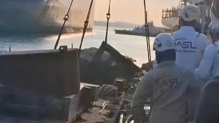EVAKUASI - Proses evakuasi pengangkatan kapal dari laut ke darat, hingga saat ini tim gabungan masih belum berhasil mengangkat kapal ke darat, Sabtu (7/3/2026).