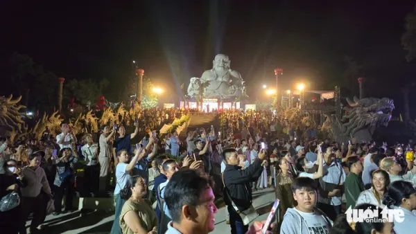 Hơn 20.000 người dự Lễ hội hoa đăng Thiên Cấm Sơn trong đêm - Ảnh 1.