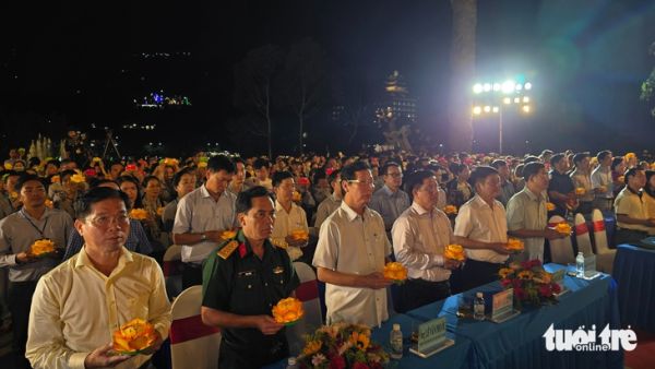 Hơn 20.000 người dự Lễ hội hoa đăng Thiên Cấm Sơn trong đêm - Ảnh 4.