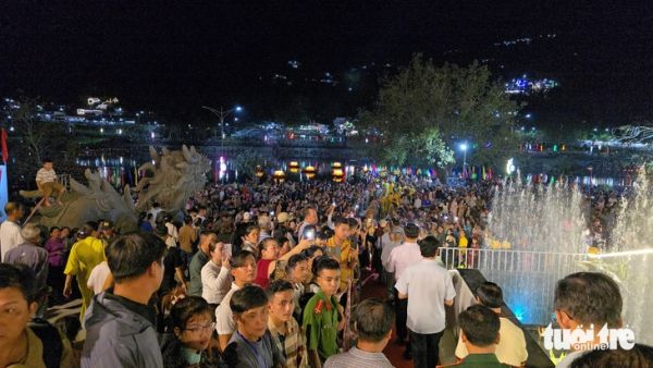 Hơn 20.000 người dự Lễ hội hoa đăng Thiên Cấm Sơn trong đêm - Ảnh 5.