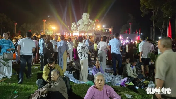 Hơn 20.000 người dự Lễ hội hoa đăng Thiên Cấm Sơn trong đêm - Ảnh 7.