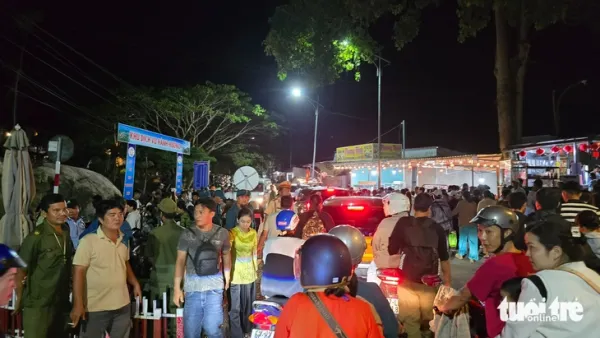 Hơn 20.000 người dự Lễ hội hoa đăng Thiên Cấm Sơn trong đêm - Ảnh 8.