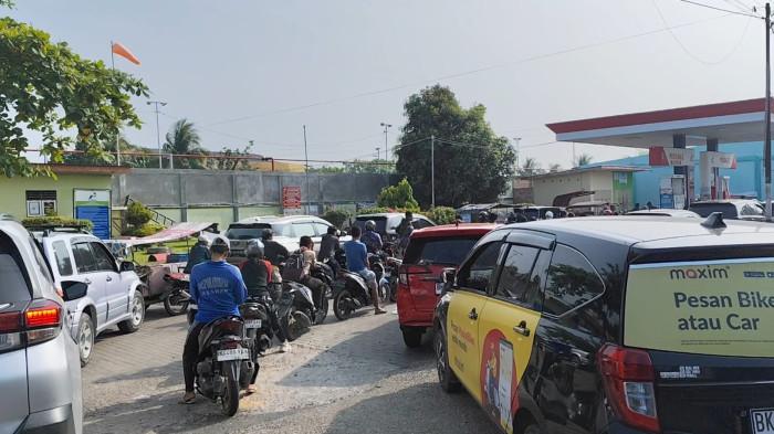 ANTRE BBM- Antrean BBM di Jalan Cokroaminoto, Kisaran Barat, Kabupaten Asahan yang masih tergolong normal, Jumat (6/3/2026). Masyarakat berharap tidak ada panic buying agar tidak dimanfaatkan mafia.