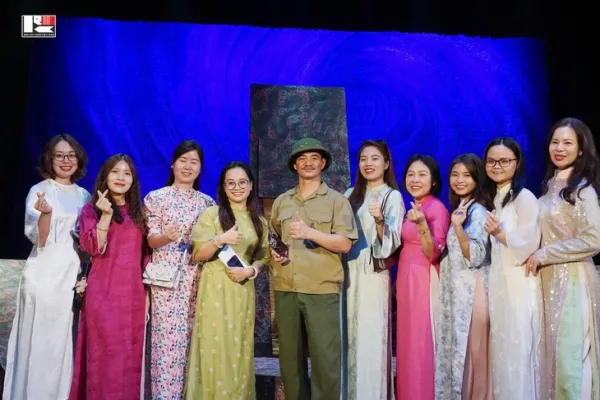 Phụ nữ thích đi xem kịch vào ngày phụ nữ? - Ảnh 1.