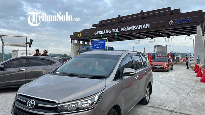 Pantauan arus kendaraan yang melintas di GT Prambanan yang mulai dibuka secara fungsional di Kecamatan Jogonalan, Kabupaten Klaten, hari ini Jumat (20/12/2024).