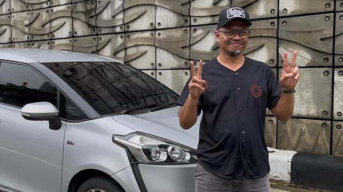 BANJIR JAKARTA - Yan Adrian Sunatrio (40), pemilik mobil Toyota Sienta terpaksa menginap di dalam mobil tak berani menerobos banjir di underpas Mampang Prapatan, Jakarta Selatan, Minggu (8/3/2026)