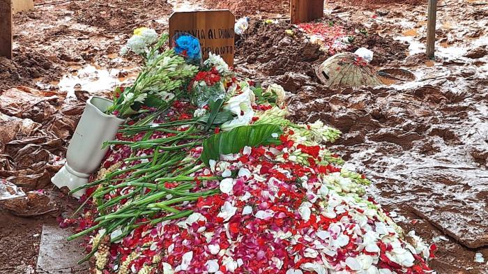 PEMAKAMAN VIDI - Vidi Aldiano dimakamkan di TPU Tanah Kusir, Jakarta Selatan, Minggu (8/3/2026) diiringi pada kerabat dan rekan artis.