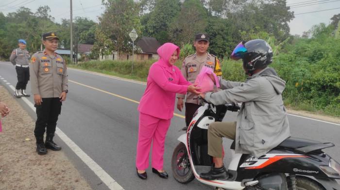 BAGI TAKJIL--Jajaran Polsek Simpang Teritip, membagikan takjil, kepada pengendara pengguna jalan yang melintas di depan Masjid Jamik Al Ikhlas, Desa Pangek, Kecamatan Simpang Teritip, Selasa (24/2/2026).