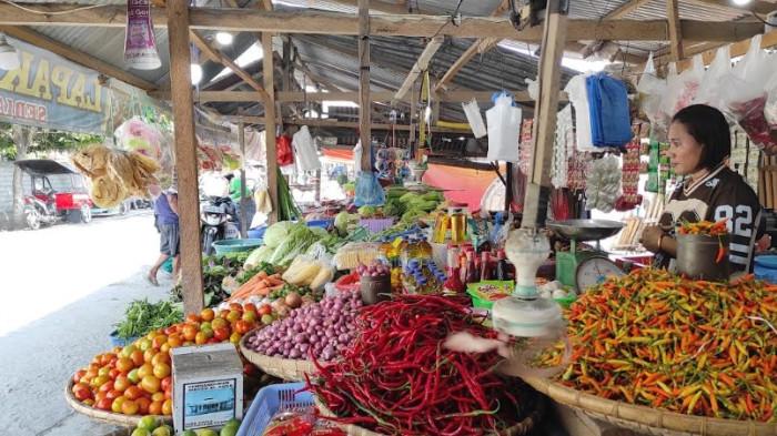 HARGA PANGAN -- Lapak Salma Yusuf, pedagang di pasar harian, Desa Tenggela, Kecamatan Tilango, Kabupaten Gorontalo, Provinsi Gorontalo, Minggu (8/3/2026).