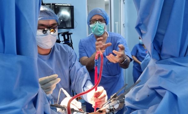 Dr. Do Lenh Hung (left) and professor Joel Gelman in the operating room. Photo: Tran Nhung