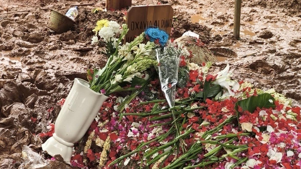 ARTIS MENINGGAL - Penampakan makam Vidi Aldiano yang dipenuhi bunga hingga muncul aroma harum dari bunga tersebut, Minggu (8/3/2026).