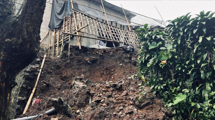 TALUD LONGSOR - Penampakan talud di Desa Doplang, Kecamatan Karangpandan, Kabupaten Karanganyar yang longsor akibat diguyur hujan deras, Senin (23/2/2026). Intensitas hujan yang berlangsung sekitar satu setengah jam, membuat struktur talud tak mampu menahan debit air.