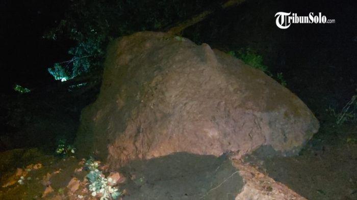 LONGSOR - Tanah longsor menutup total Jalan Lingkar Kota (JLK) Wonogiri pada Kamis (5/3/2026) malam. Akibatnya, jalur alternatif tersebut tidak bisa dilalui kendaraan karena material longsoran menutupi seluruh badan jalan.