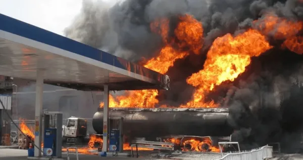 Xe máy bốc cháy lúc đổ xăng, chỉ vài giây sau khi chủ xe dùng điện thoại - Ảnh 1.