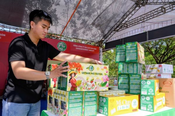 'Phở yêu thương' phục vụ 10.000 tô phở ngày 7 và 8-3 tại xã Bàu Bàng - Ảnh 2.