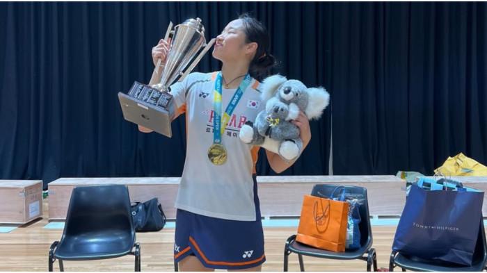 ANGKAT TROFI - Pebulu tangkis Korea Selatan, An Se-young, merayakan kemenangan saat tampil di Australia Open 2025.