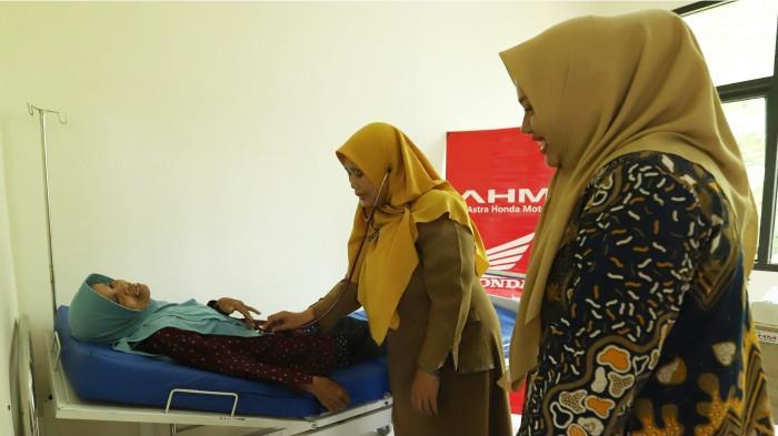 AHM - Tenaga Kesehatan (tengah) dan kader kesehatan (Kanan)