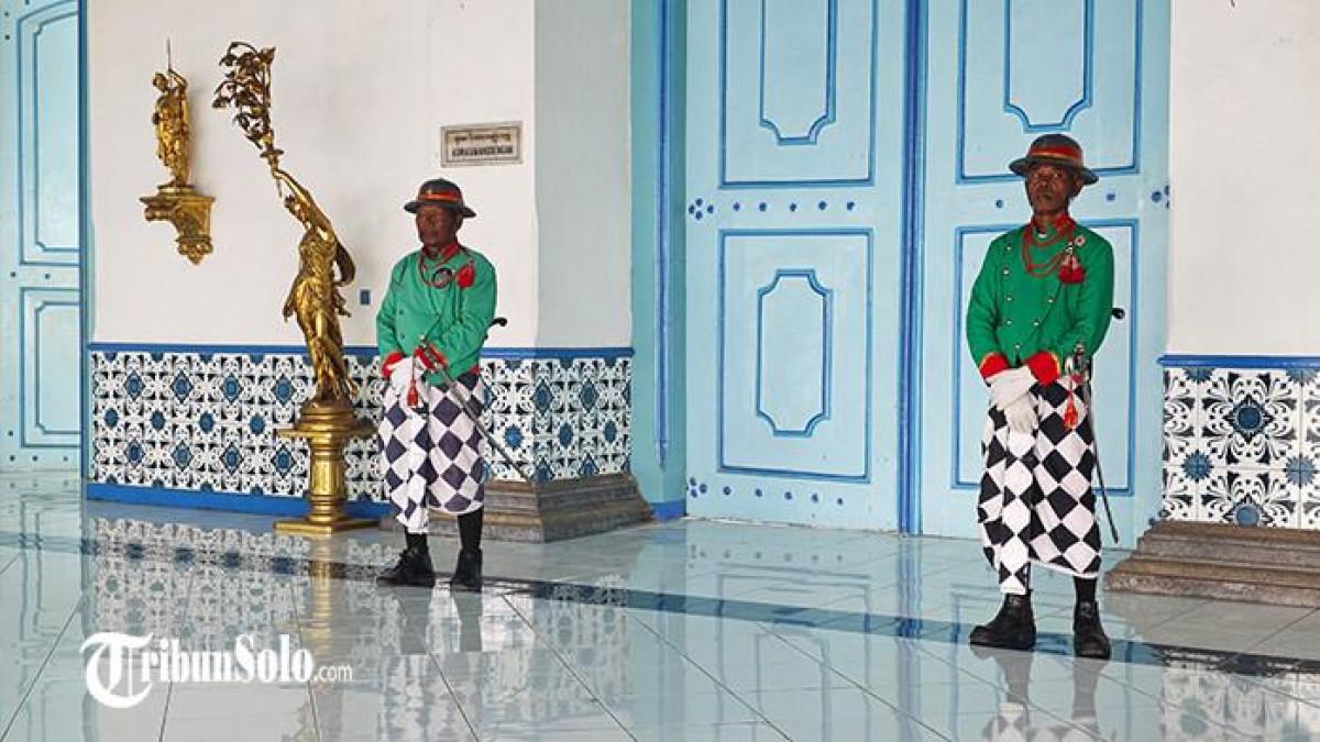 JELANG JUMENENGAN - Suasana di depan Kori Kamandungan Keraton Kasunanan Surakarta, Rabu (12/11/2025).