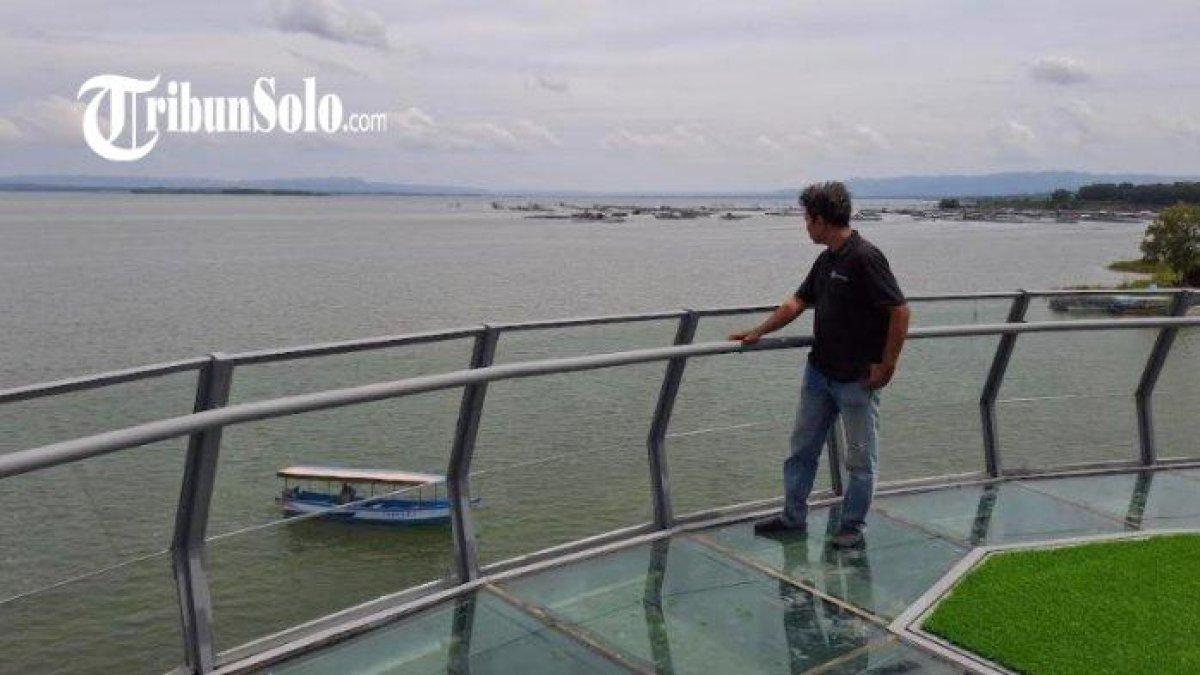 WISATA DI WONOGIRI - View dari jembatan kaca di kawasan objek wisata Waduk Gajah Mungkur.