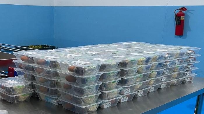 Relawan SPPG Air Seruk menggunakan kostum power ranger saat mengantar MBG kepada murid TK beberapa waktu lalu. Insiatif ini dilakukan agar anak-anak lebih tertarik menerima menu MBG.