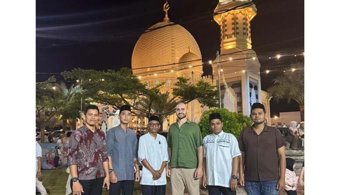 Pengusaha muda berdarah Turki asal Jerman, Mert Temel (30), adalah salah satu yang sangat minat untuk mengetahui hubungan Turki – Aceh masa lalu menemui kolektor manuskrip dan benda-benda bersejarah, Tarmizi A Hamid alias Cek Midi dan tim Kaukus Wartawan Peduli Syariat Islam (KWPSI) di Masjid Haji Harun Keuchik Leumiek (HKL) Banda Aceh, Jumat (6/3/2026).
