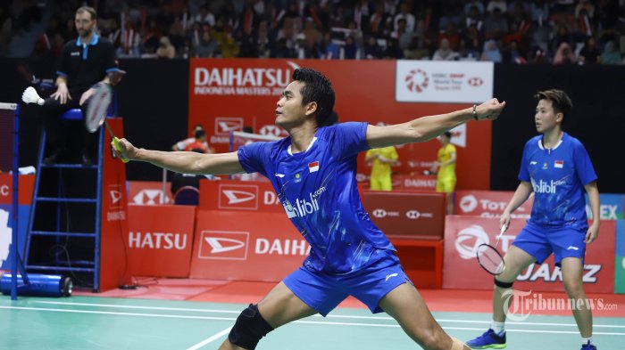 AKSI OWI/BUTET - Pasangan Tontowi Ahmad/Liliyana Natsir saat melawan pasangan Hafiz Faizal/Gloria Emanuelle Widjaja pada babak 16 besar Indonesia Masters 2019, di Istora Senayan Jakarta, Kamis (24/1/2019). Tontowi Ahmad/Liliyana Natsir berhasil melaju kebabak selanjutnya usai mengalahkan Hafiz Faizal/Gloria Emanuelle Widjaja dua set langsung dengan skor 21-16 dan 21-12. TRIBUNNEWS/HERUDIN 
