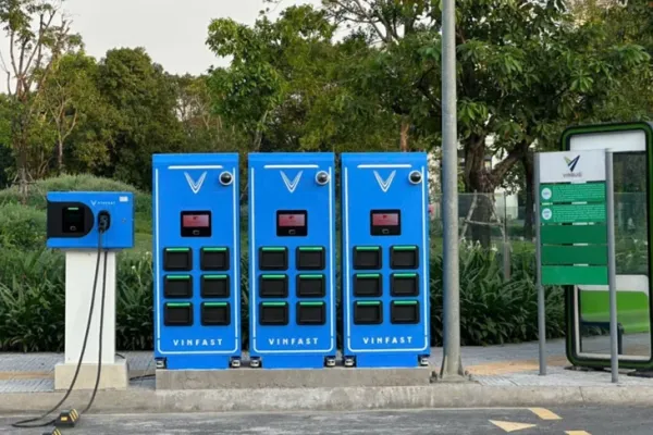 Tài xế dịch vụ chốt cọc sớm xe máy điện VinFast sau cú tăng sốc của giá xăng - Ảnh 2.