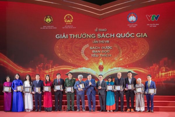 'Lịch sử Việt Nam bằng hình' đoạt giải A Giải thưởng Sách Quốc gia, hai nữ râ - Ảnh 6.