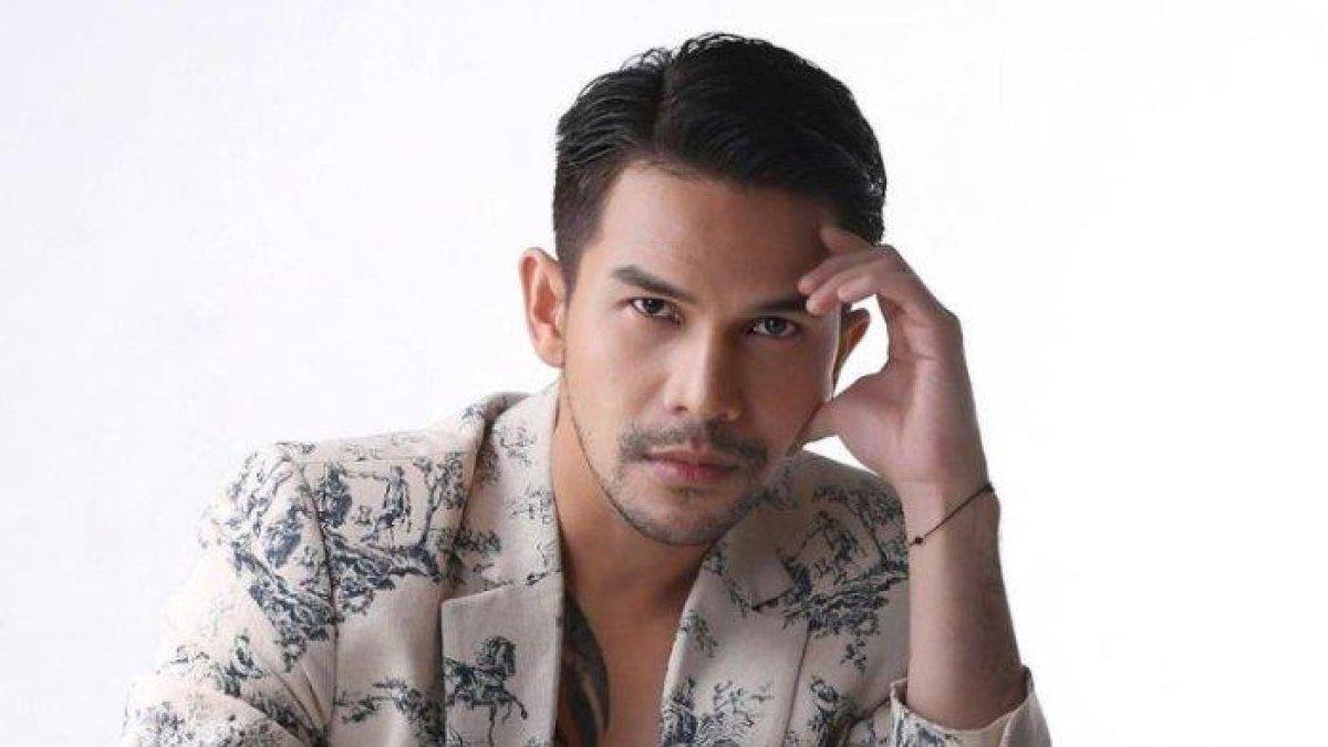 PENGAKUAN IJONK - Aktor Jonathan Frizzy mengungkap alasan dirinya tertarik pada aktris Ririn Dwi Ariyanti saat berbincang di kanal YouTube Melaney Ricardo, ia menyebut sikap positif Ririn menjadi hal yang membuatnya jatuh hati.