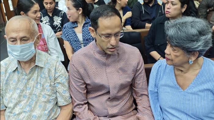 SIDANG NADIEM - Terdakwa kasus dugaan korupsi pengadaan Chromebook, eks Menteri Pendidikan, Kebudayaan, Riset, dan Teknologi (Mendikbudristek) Nadiem Makarim bersama ibu dan ayahnya menunggu sidang dimulai, PN Tipikor Jakpus, Senin (9/3/2026).