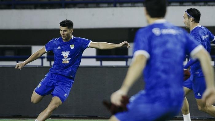 Persib menggelar latihan menjelang laga kontra Persik yang akan diselenggarakan di Stadion GBLA pada Senin (9/3/2026).