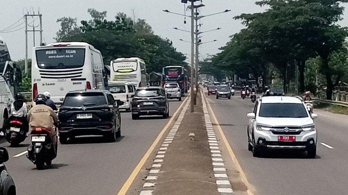 Arus lalulintas kendaraan pemudik di jalur Pantura Subang terpantau ramai lancar bahkan sempat terjadi kepadatan di beberapa titik seperti kawasan Jalur Pantura Pusakanagara.