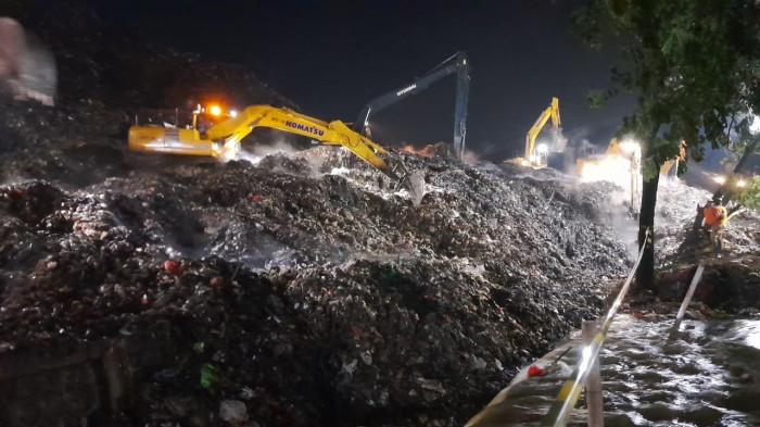 LONGSOR TPST BANTARGEBANG - Proses evakuasi korban meninggal dunia akibat longsor sampah di Tempat Pengolahan Sampah Terpadu (TPST) Bantargebang, Kota Bekasi milik Pemerintah Provinsi (Pemprov) DKI Jakarta, Minggu (8/3/2026). 