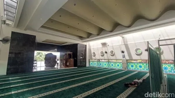 Suasana Masjid As Shodiqin yang mirip bahtera perahu di tepi jalan raya jalur selatan Pulau Jawa, Desa Madura, Kecamatan Wanareja, Kabupaten Cilacap, Jumat (6/3/2026). Suasana Masjid As Shodiqin yang mirip bahtera perahu di tepi jalan raya jalur selatan Pulau Jawa, Desa Madura, Kecamatan Wanareja, Kabupaten Cilacap, Jumat (6/3/2026).