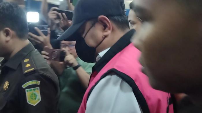 KORUPSI SULSEL - Mantan PJ Gubernur Sulsel Bahtiar Baharuddin mengenakan rompi pink digiring dari lantai 5 ruang Pidsus Kejati Sulsel digiring ke dalam mobil tahanan, di kantor Kejati Sulsel, Jl Urip Sumoharjo, Kecamatan Panakkukang, Kota Makassar, Sulawesi Selatan, Senin (9/3/2026) Malam.