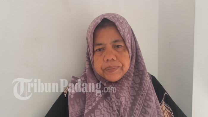 KECELAKAAN KERETA API- Orang tua Fazla, Martina (50) memberikan keterangan kepada TribunPadang.com di luar ruangan ICU, RS Hermina Padang, Kota Padang, Senin (9/3/2026) siang. Martina sebut anaknya sudah mulai membaik usai dioperasi, namun masih berada di ICU.