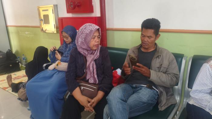 KORBAN KECELAKAAN- Keluarga korban kecelakaan kereta api berada di Rumah Sakit Hermina, Jalan Khatib Sulaiman, Kecamatan Padang Utara, Kota Padang, Minggu (8/3/2026). Ibu korban, Martina sebut anaknya sudah menjalani operasi namun masih belum sadarkan diri.