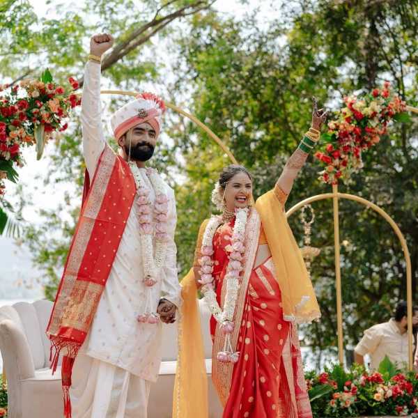 'शाळा' या गाजलेल्या चित्रपटात मुकुंदची भूमिका साकारून प्रेक्षकांची मनं जिंकलेला अभिनेता अंशुमन जोशीने त्याच्या आयुष्याची एक नवी सुरुवात केली आहे. अंशुमनने नुकतीच 'आई कुठे काय करते' या मालिकेत ईशाची भूमिका साकारलेली अभिनेत्री अपूर्वा गोरेशी लग्न केलं आहे. 