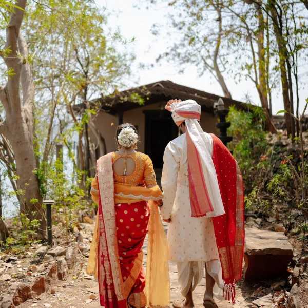 या लग्नसोहळ्याचे सुंदर फोटो आणि व्हिडीओ या दोघांनी सोशल मीडियावर पोस्ट केले आहेत. माझ्यासवे आहेस तु मजला पुरे ही सार्थता.. असं कॅप्शन देत अपूर्वाने हे खास क्षण चाहत्यांसोबत शेअर केले आहेत. 