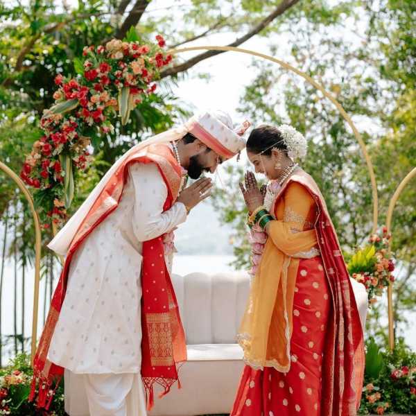 लग्नसोहळ्यात अपूर्वाने लाल रंगाची साडी नेसली होती तर अंशुमनने पांढऱ्या रंगाचा कुर्ता धोतर आणि त्यावर लाल रंगाचा शाल घेतला आहे. या दोघांची जोडी अत्यंत सुंदर दिसत असून त्यावर नेटकऱ्यांनी शुभेच्छांचा वर्षाव केला आहे. 