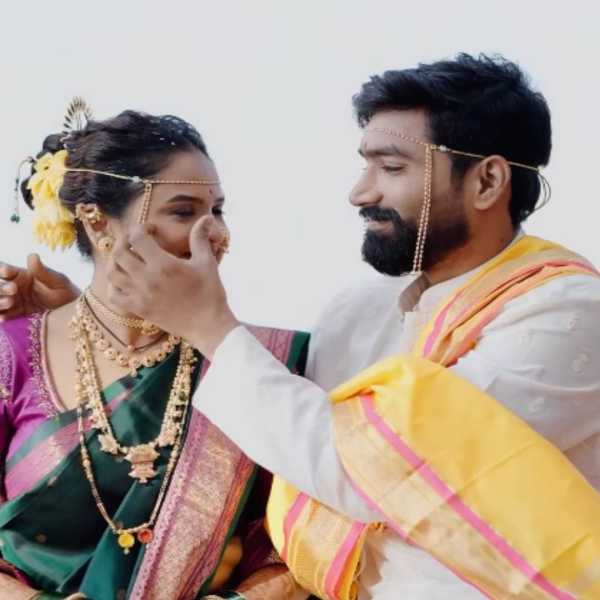 लग्नाच्या विधी सुरू असताना अपूर्वा भावूक झाली होती. तेव्हा अंशुमनने तिच्या डोळ्यातील अश्रू पुसले. आणखी एका फोटोमध्येही रडणाऱ्या अपूर्वाला अंशुमनने आपल्या घट्ट मिठीत घेतलं आहे. 