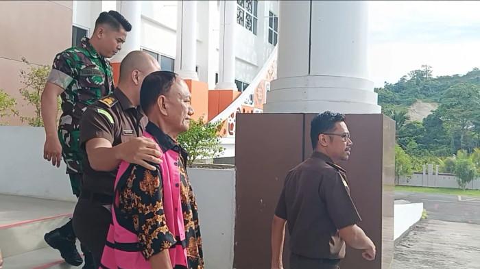 Ditetapkan Tersangka - Mantan Penjabat (Pj) Direktur Utama Perumda Aneka Usaha Majene inisial AA, ditetapkan sebagai tersangka kasus dugaan korupsi pengelolaan keuangan dana Perumda tahun 2022-2024. Penetapan tersangka setelah AA menjalani pemeriksaan di Kejati Sulbar, Jl RE Martadinata Keluruhan Simboro, Kabupaten Mamuju, Senin (9/3/2026).