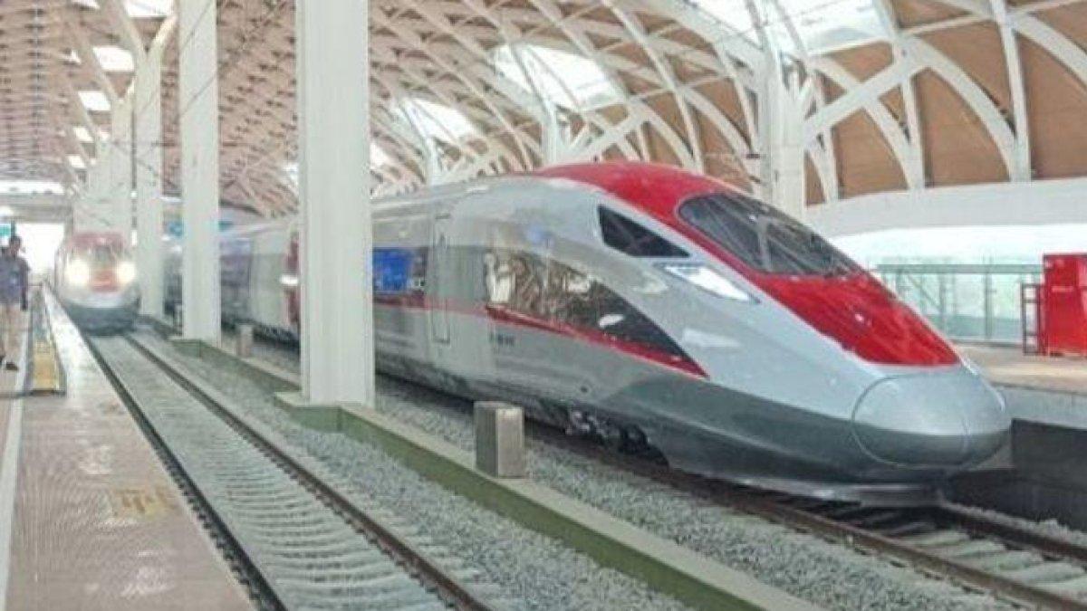 Potret Kereta Cepat Jakarta-Bandung atau Kereta Cepat Whoosh yang diresmikan Presiden Joko Widodo.