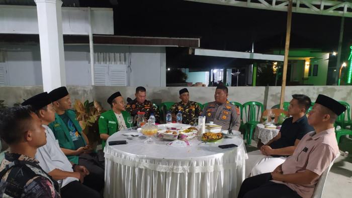 BUKA PUASA - Kapolsek Lolayan AKP Johan Atang menghadiri buka puasa bersama yang digelar Gerakan Pemuda Ansor Kabupaten Bolaang Mongondow di Desa Mopait, Senin (9/3/2026). Kegiatan ini menjadi momen mempererat silaturahmi sekaligus memperkuat sinergi antara kepolisian dan pemuda dalam menjaga kamtibmas di Kecamatan Lolayan.