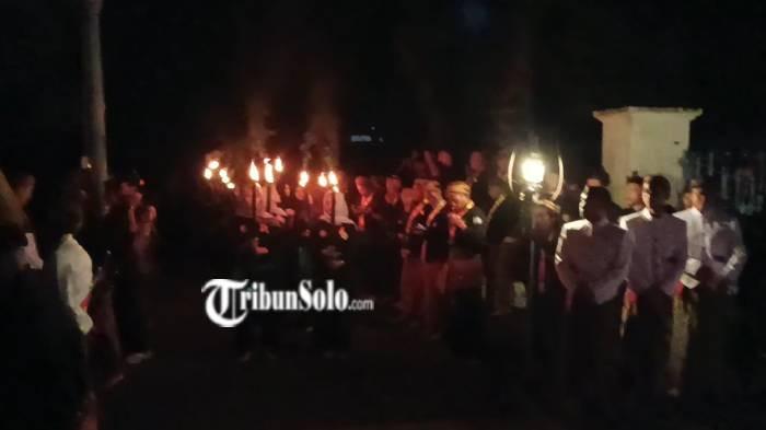 PADAM. Hajad Dalem Malam Selikuran yang digelar kubu Pakubuwono (PB) XIV Purboyo di Keraton Solo sempat diwarnai mati lampu, Senin (9/3/2026) malam. Namun, acara tetap berjalan.