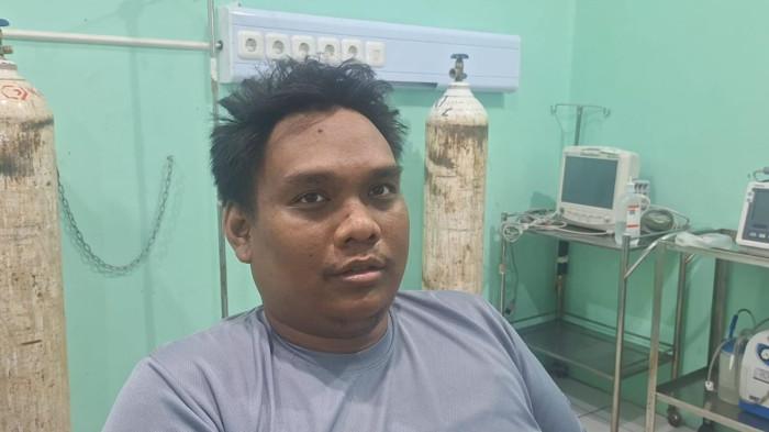 MOBIL JATUH KE SUNGAI - Reza Firmansyah (31) pengemudi mobil minibus dengan plat merah BN 1691 Z, terjun dari atas Jembatan yang menghubungkan Desa Guntung-Kelurahan Arung Dalam, Kecamatan Koba, saat ditemui Bangkapos.com, di RSUD Abu Hanifah Bangka Tengah, Senin (9/3/2026) petang.