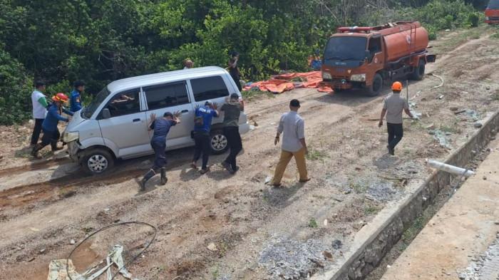Proses evakuasi mobil minibus plat merah nomor BN 1691 Z yang terjun dari atas Jembatan Desa Guntung menuju Kelurahan Arung Dalam, Kecamatan Koba, Bangka Tengah, Senin (9/3/2026).