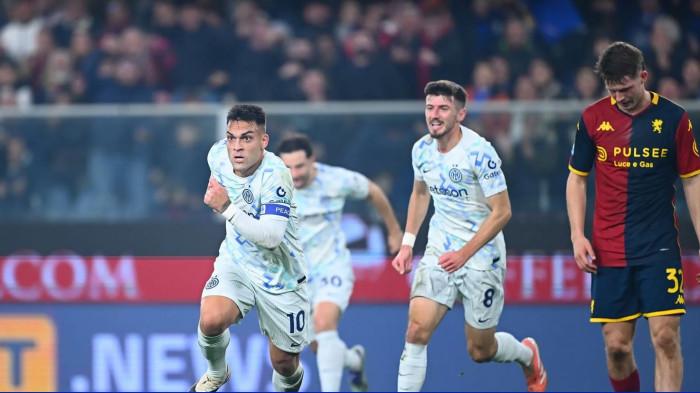 SELEBRASI - Striker Inter Milan, Lautaro Martinez (kanan) merayakan gol yang ia cetak ke gawang Genoa pada giornata ke-15 Liga Italia, Senin (15/12/2025). Inter menang 1-2 dan kini memuncaki klasemen Liga Italia.