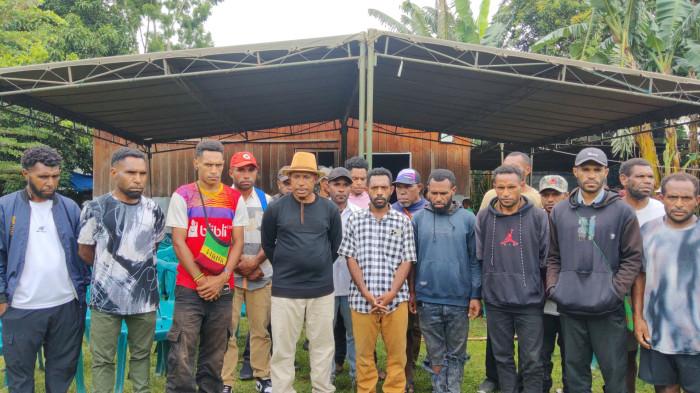 PASIEN MENINGGAL - Suasana di rumah duka saat keluarga menyampaikan kronologi meninggalnya mahasiswa asal Yahukimo di RSUD Yowari, di Sentani, Kabupaten Jayapura, Papua, Senin (9/3/2026). 