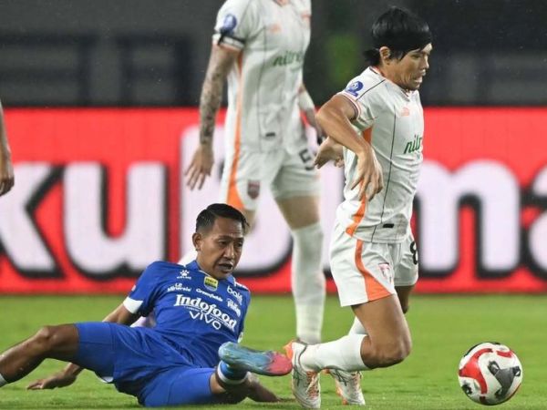 Suasana laga tunda pekan kedelapan Super League 2025/2026 antara Persib Bandung vs Borneo FC di Stadion Gelora Bandung Lautan Api, Jumat (5/12/2025) malam WIB